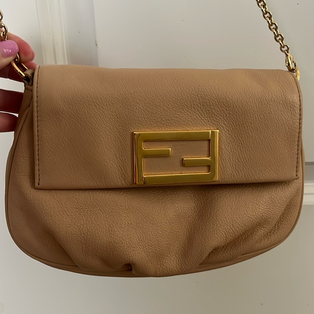 FENDI
Fendista Pochette Crossbody